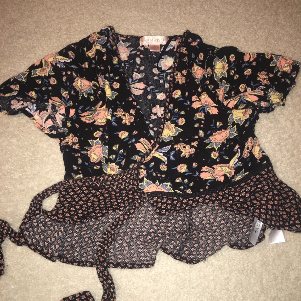 Black floral tie crop top